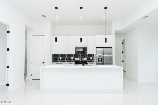 Building Photo - 903 NE 23rd St