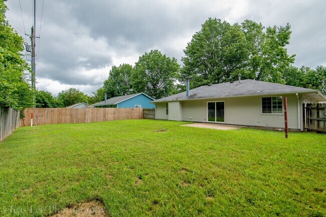 Building Photo - Beautiful 3 Bedroom Home 5 minutes From UofA!