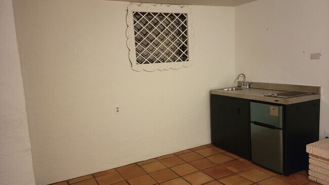 Building Photo - 3 Bed, 3 Bath with Downstairs Kitchenette ...