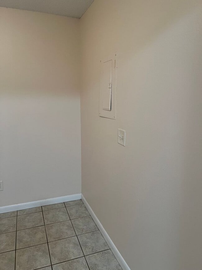 Building Photo - POOL-VIEW/ ACCESS - 2 Bedroom 1.5 Bath Tow...