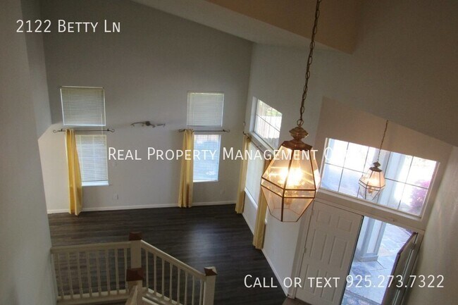 Building Photo - 2122 Betty Ln