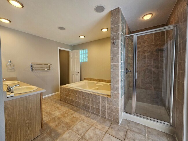 Building Photo - Virginia Village Home New Paint, Carpet, Blinds Backs up to Cherry Creek Trail