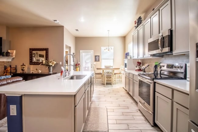 Building Photo - 3/2 in Frenship ISD: Appliances included!!!!