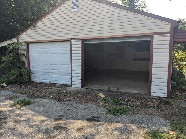 Building Photo - 15 Locust Ave