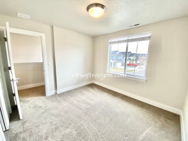 Building Photo - BEAUTIFUL 4 bed 2 1/2 Bath Located in Cent...