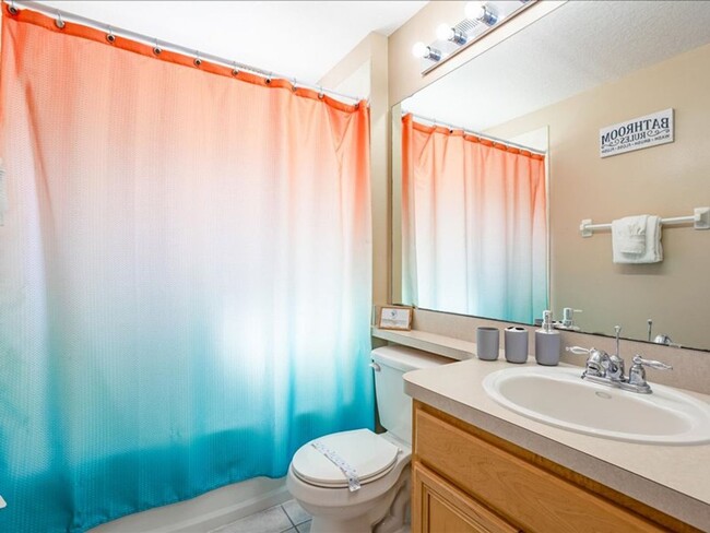 Building Photo - Stunning Fully Furnished 4-Bedroom, 3-Bath...