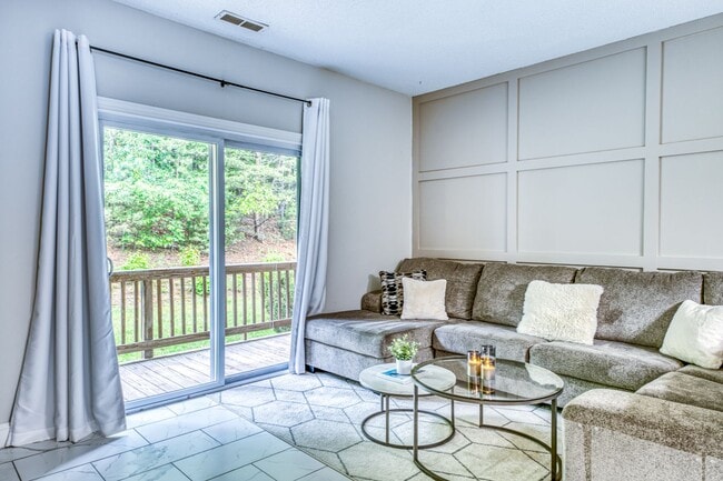 Building Photo - Fletcher condo, 2 bedrooms/2 Bathrooms wit...