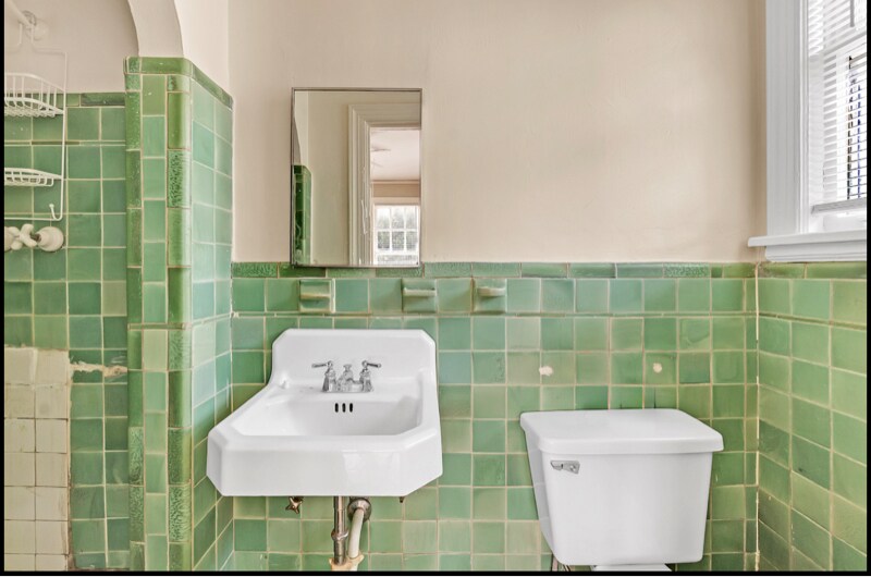 Building Photo - 665 E Pkwy S