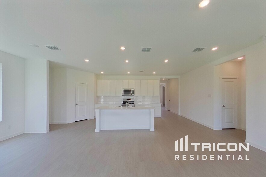 Building Photo - 1305 Francesca Dr