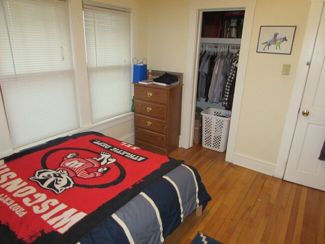 Building Photo - Spacious 4-Bedroom House on Drake Street w...