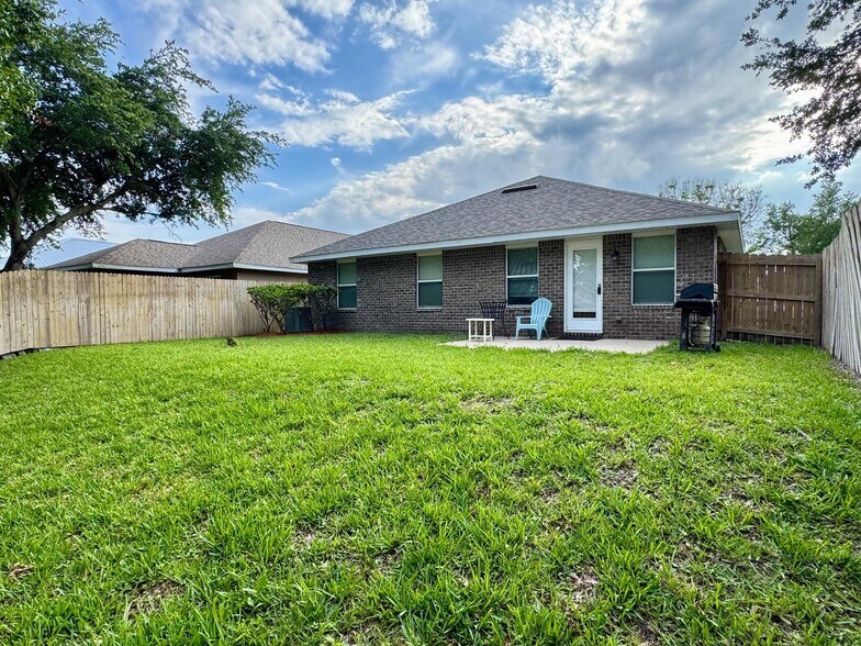 Building Photo - 6074 Serene Pl