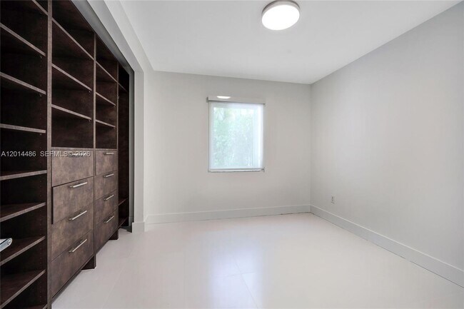 Building Photo - 711 Sunset Dr