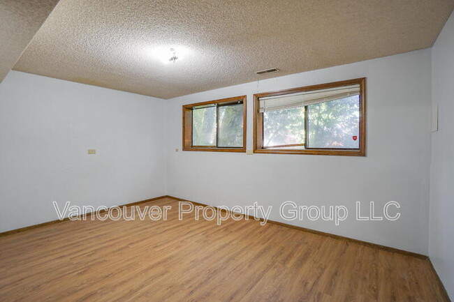 Building Photo - 7003 NW Dogwood Dr