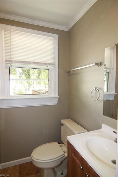 Building Photo - 1744 N Lakeland Dr