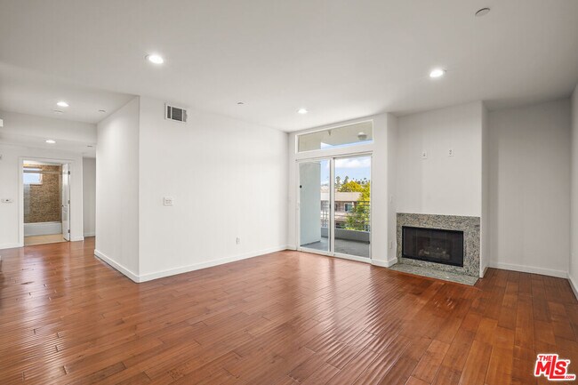 Building Photo - 401 Serrano Ave