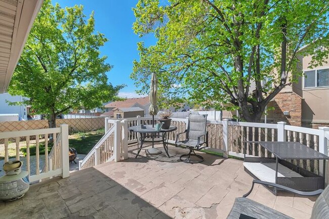 Building Photo - Awesome 4 Bedroom Home in Orem w 2 car garage
