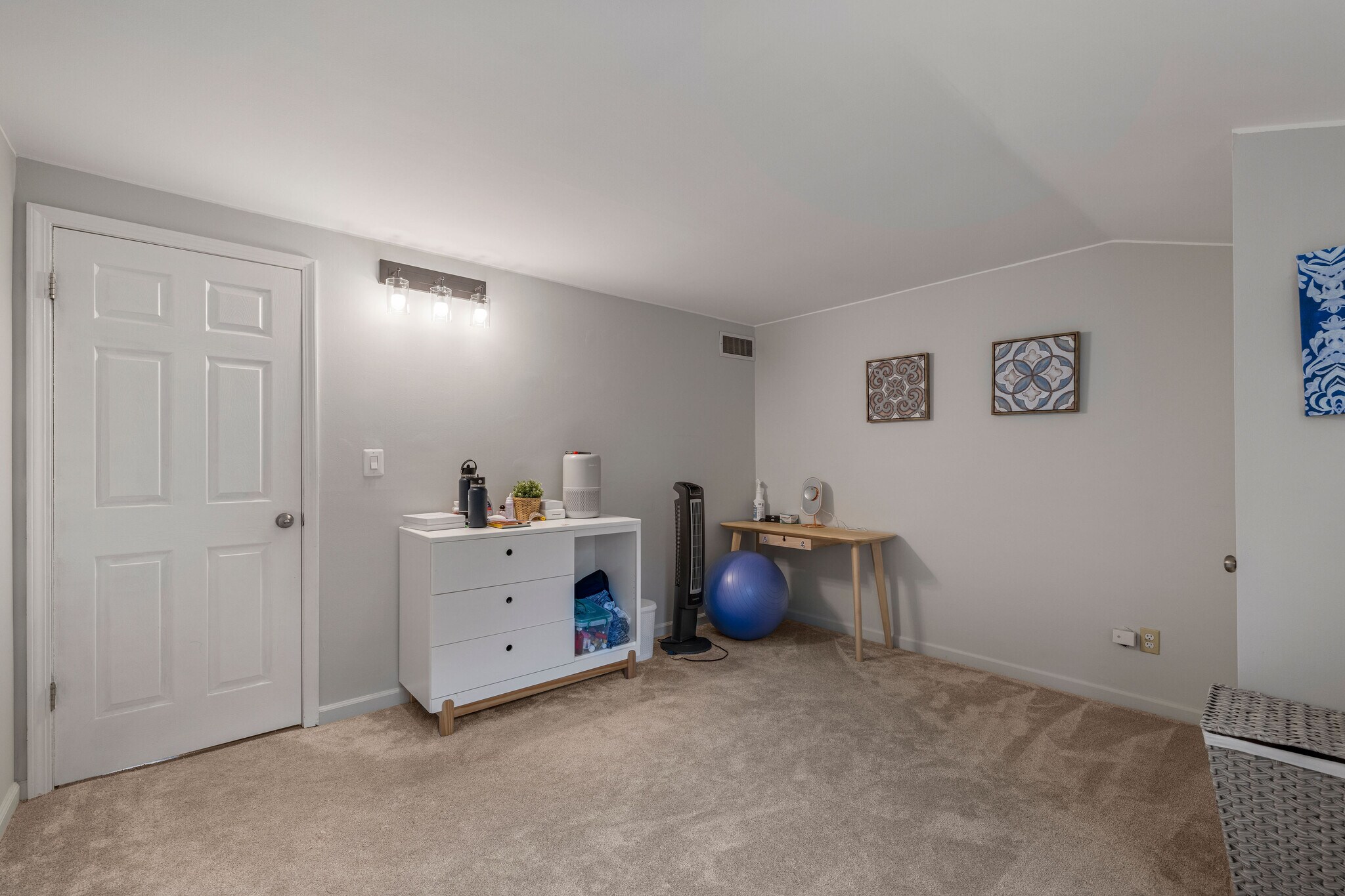 Building Photo - 537 Vine Ln