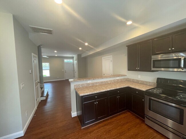 Building Photo - 3 bedroom 2.5 Bathroom House Welcomes Stud...