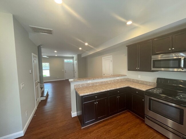 Building Photo - 3 bedroom 2.5 Bathroom House Welcomes Students