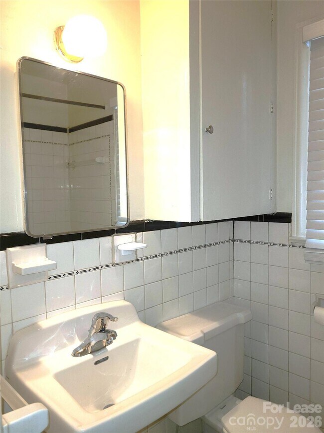 Building Photo - 2245 Crescent Ave