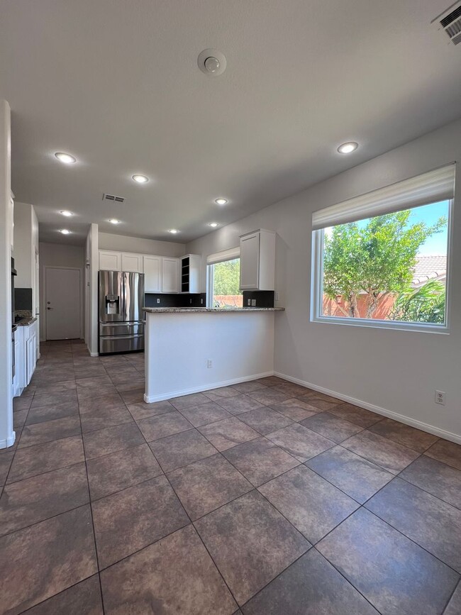 Building Photo - Stunning 4-Bed 3 Car Garage Gated Single S...
