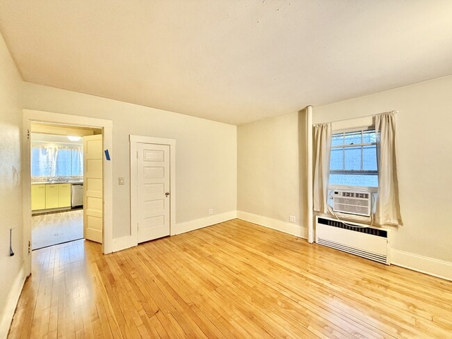 Building Photo - 715 Bushnell St