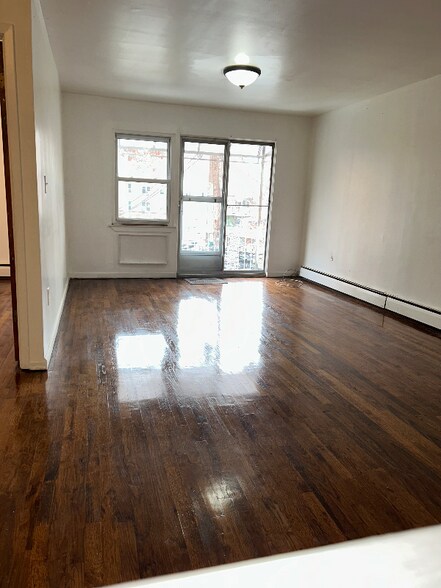 Building Photo - 142-22 Pershing Crescent