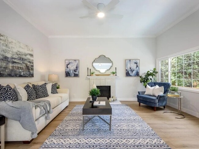 Building Photo - Cute Cottage in Belle Haven, Updated Interior, Remodeled Kitchen, Private Backyard!