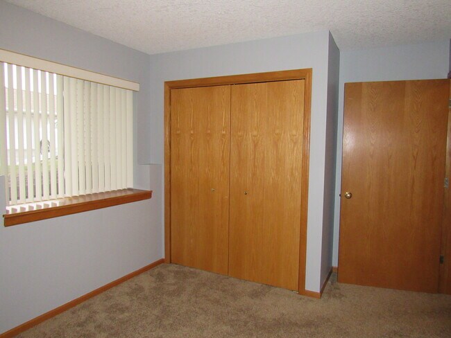 Building Photo - 3470 Parkwild Dr