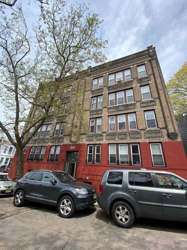 Building Photo - 12 Bond St