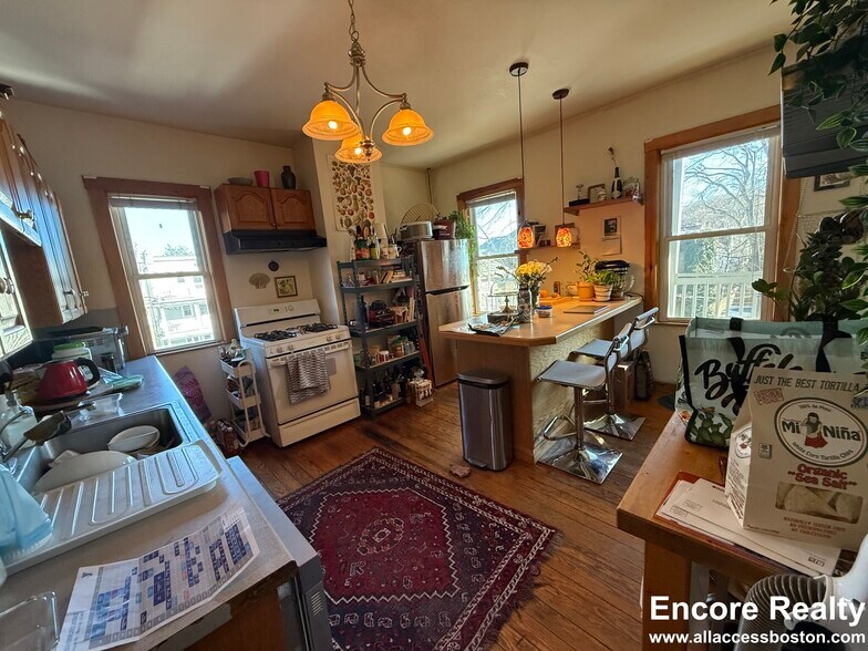 Building Photo - 331 Faneuil St