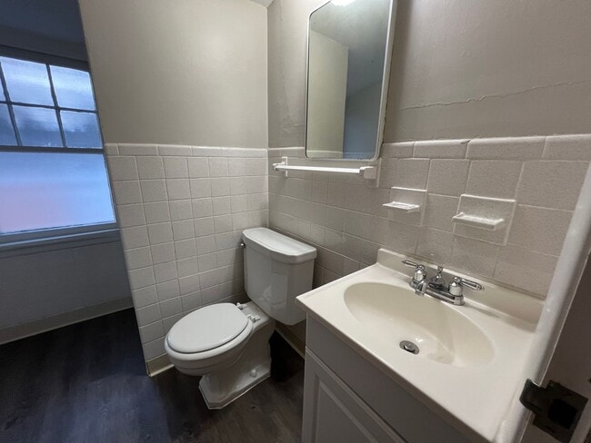 Building Photo - Updated 3+ Bedroom Brick Bungalow in Brentwood!