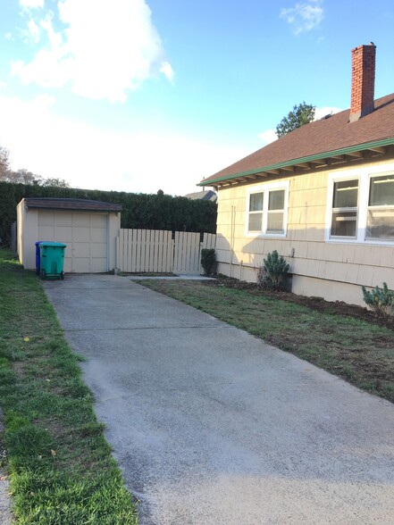 Long Driveway with small Garage - 7217 N Fiske Ave