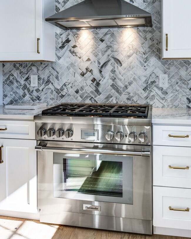 Building Photo - 20 E Redman Ave