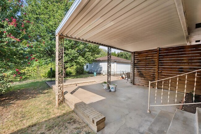 Building Photo - 8351 Lullwater Dr