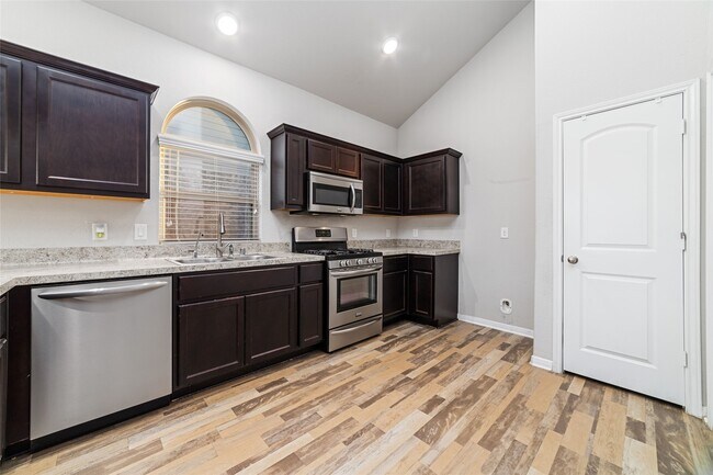 Building Photo - 5138 Royal Jasmine Pl