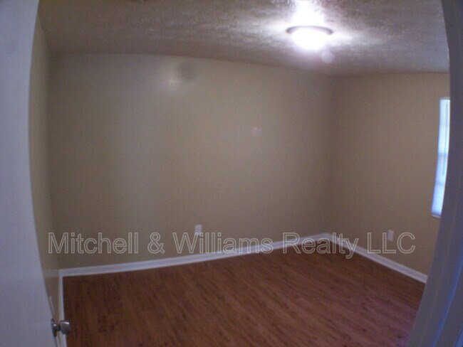 Building Photo - 2134 Danson St
