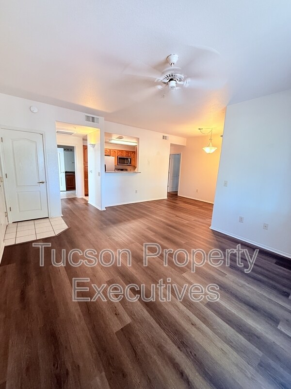 Building Photo - 2550 E River Rd