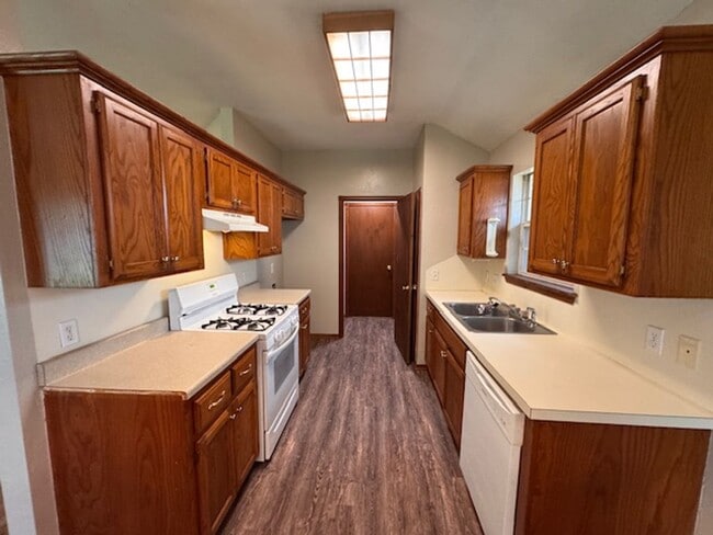 Building Photo - Brand new Luxury vinyl Plank in living, Kitchen and dining, new paint, 3 bed 2 bath 2 car in Must...