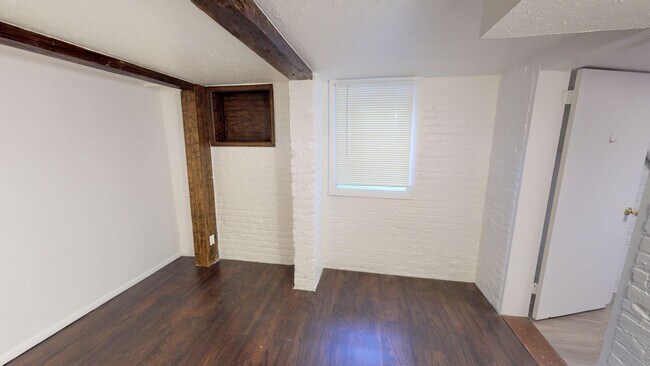 Building Photo - Charming Apartment Near Wash Park