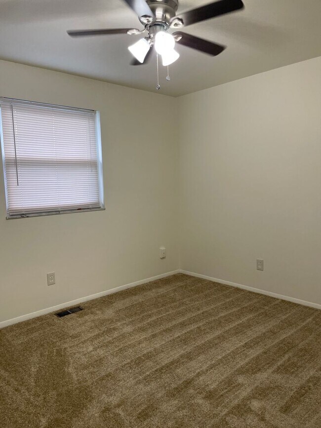Building Photo - One story 2 bedroom with washer/dryer hook up