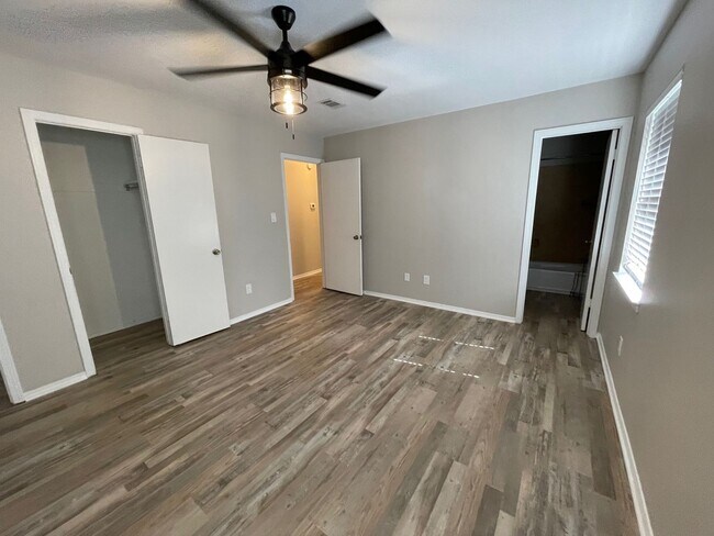Building Photo - 4615 Gladstone Dr