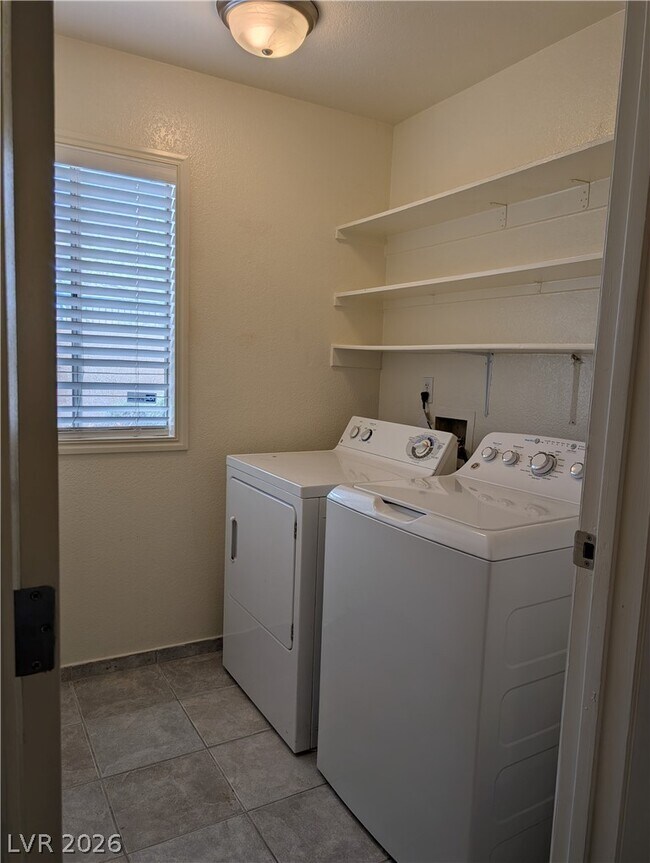 Building Photo - 4440 Woodpine Dr