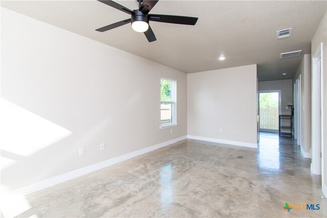 Building Photo - 806 Meadow Cir