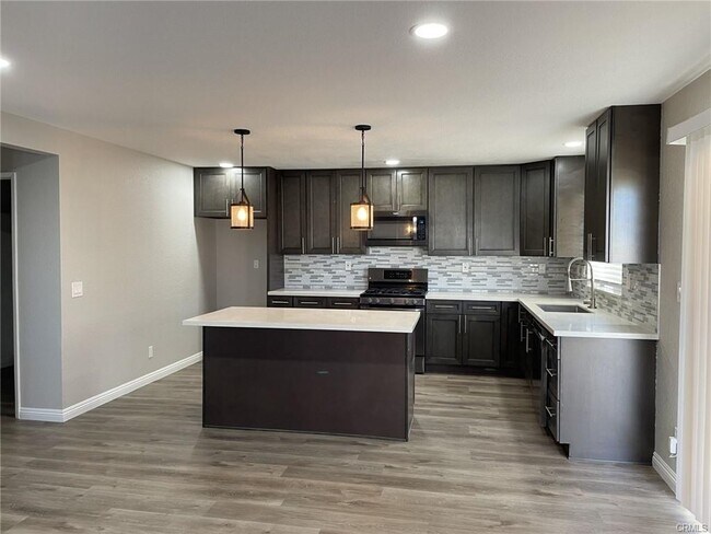 Building Photo - 38661 Annette Ave