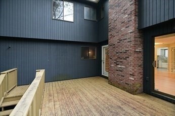 Building Photo - 5 Treetop Park