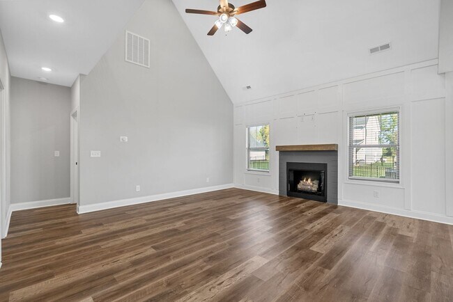 Building Photo - Pet Friendly Four Bedroom with Bonus!