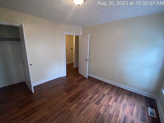 Building Photo - 429 Oakgrove Dr