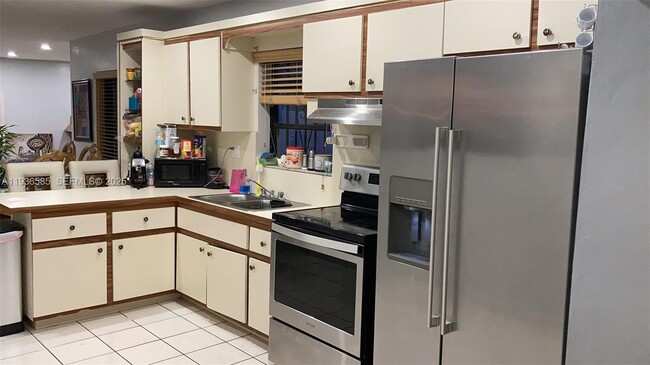 Building Photo - 2102 SW 106th Ct