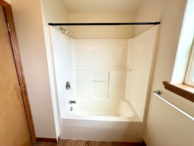 Building Photo - 3 Bedroom Home North of CWU